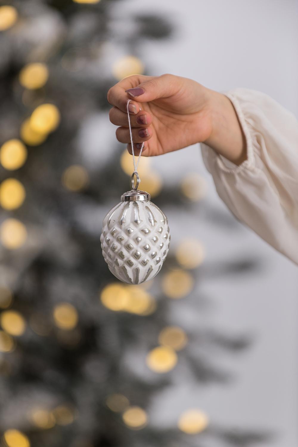 Christmas Ball Ornaments, Glass Decorative Hanging Ball Christmas Tree Ornaments, For Holiday Party Decorations (Set of 6) - White
